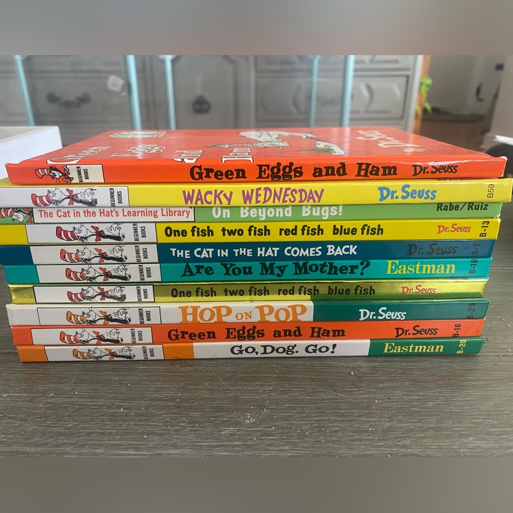 Lot of 9 dr Seuss books. Excellent condition.